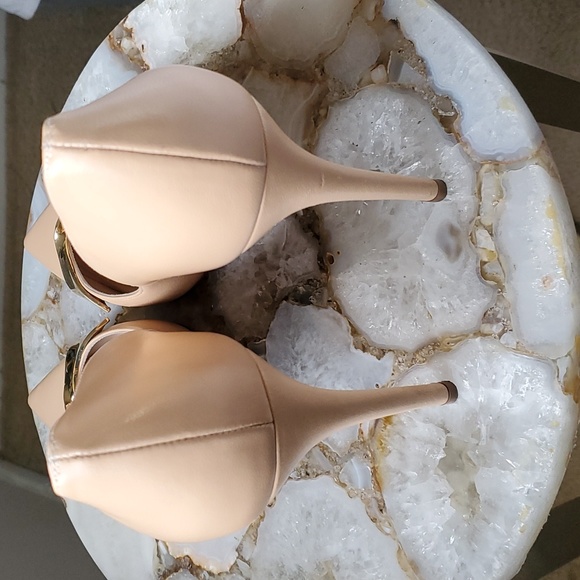 🌟 Stuart Weitzman Stanton Nude Gold Bow Pump - Picture 7 of 13